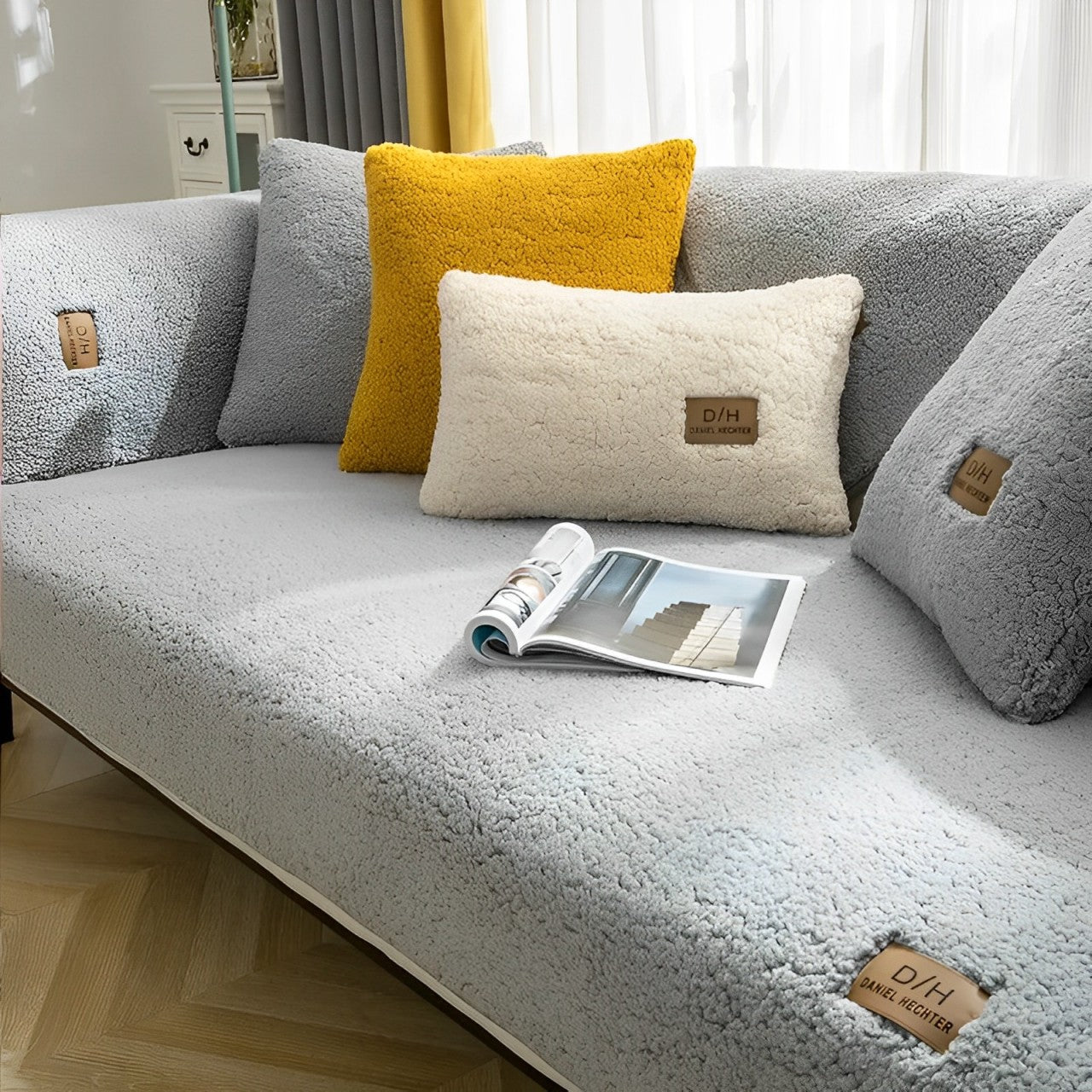 [Pague 1, Leve 2] Capa de Sofá Solene (Elegância e Aconchego em Um Só Toque!) + BRINDE: 2 Almofadas